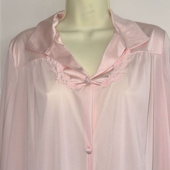 Vanity Fair Pink Nylon Short Robe  with 3/4 sleeves with Floral embellishments - Picture 2 of 8